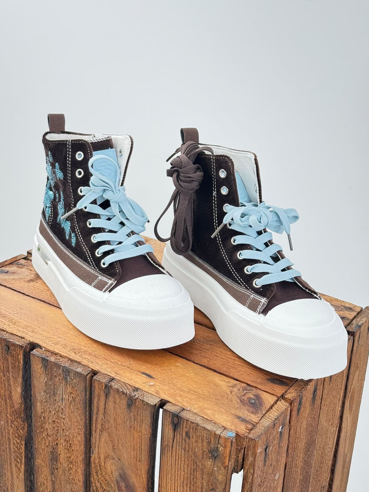 Moderner Sneaker in Braun-Hellblau mit besonderem Materialmix (36,37,38,39,40,41)
