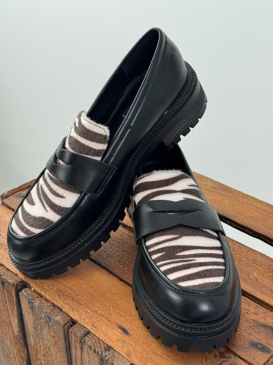 Moderner Loafer in Schwarz mit auffälligem Zebra-Detail (36,37,38,39,40,41)