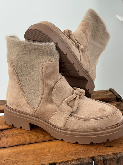 Moderner Booty in zeitlosem Beige mit stilvollen Details (36,37,38,39,40,41)