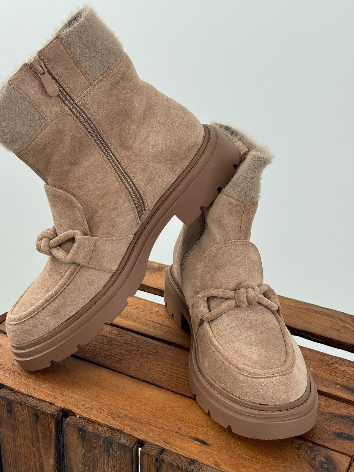 Moderner Booty in zeitlosem Beige mit stilvollen Details (36,37,38,39,40,41)