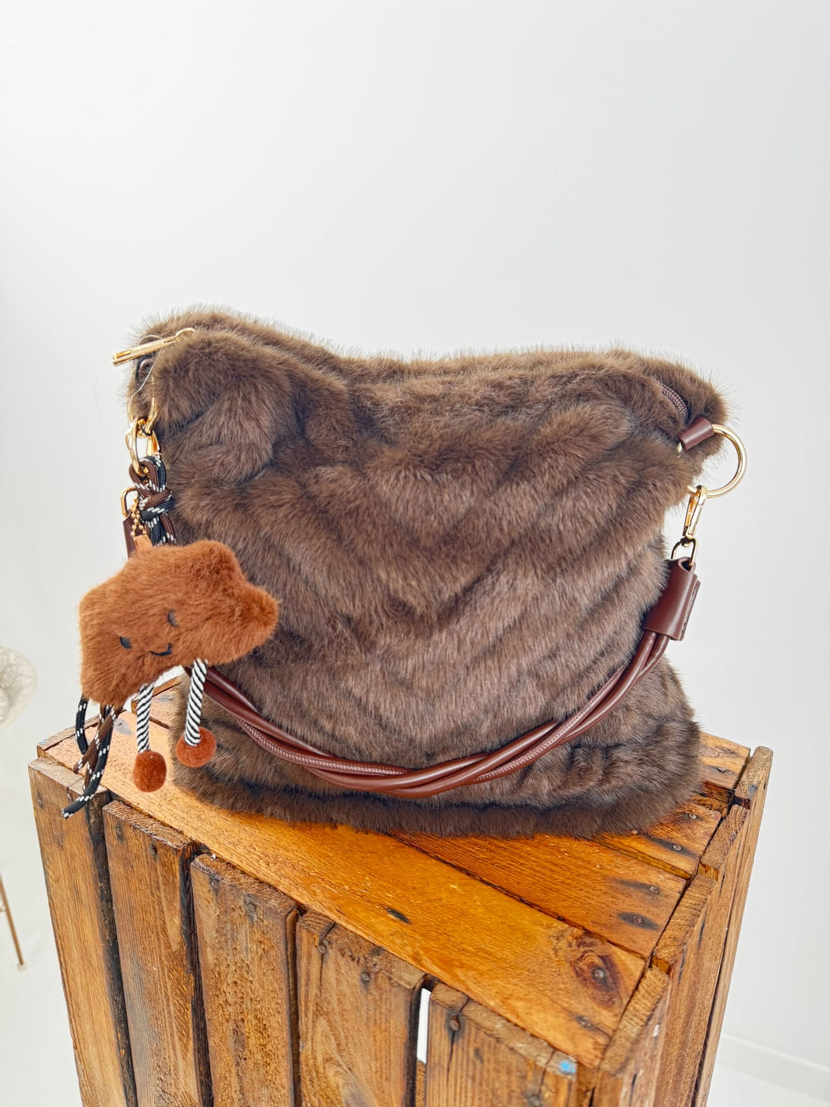 Stilvolle Kunstfelltasche in warmem Braun mit flauschiger Optik