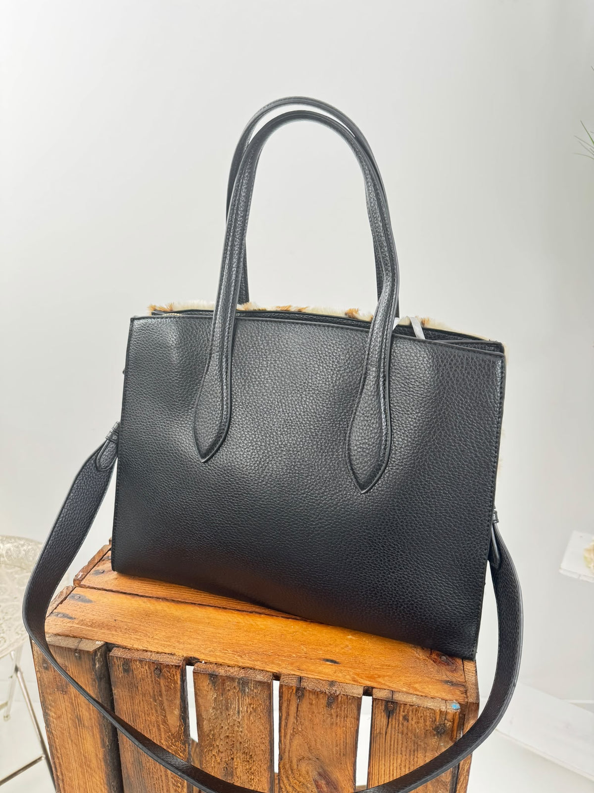 Stilvolle Tasche in Schwarz, Braun und Beige mit markanter Kuhfelloptik