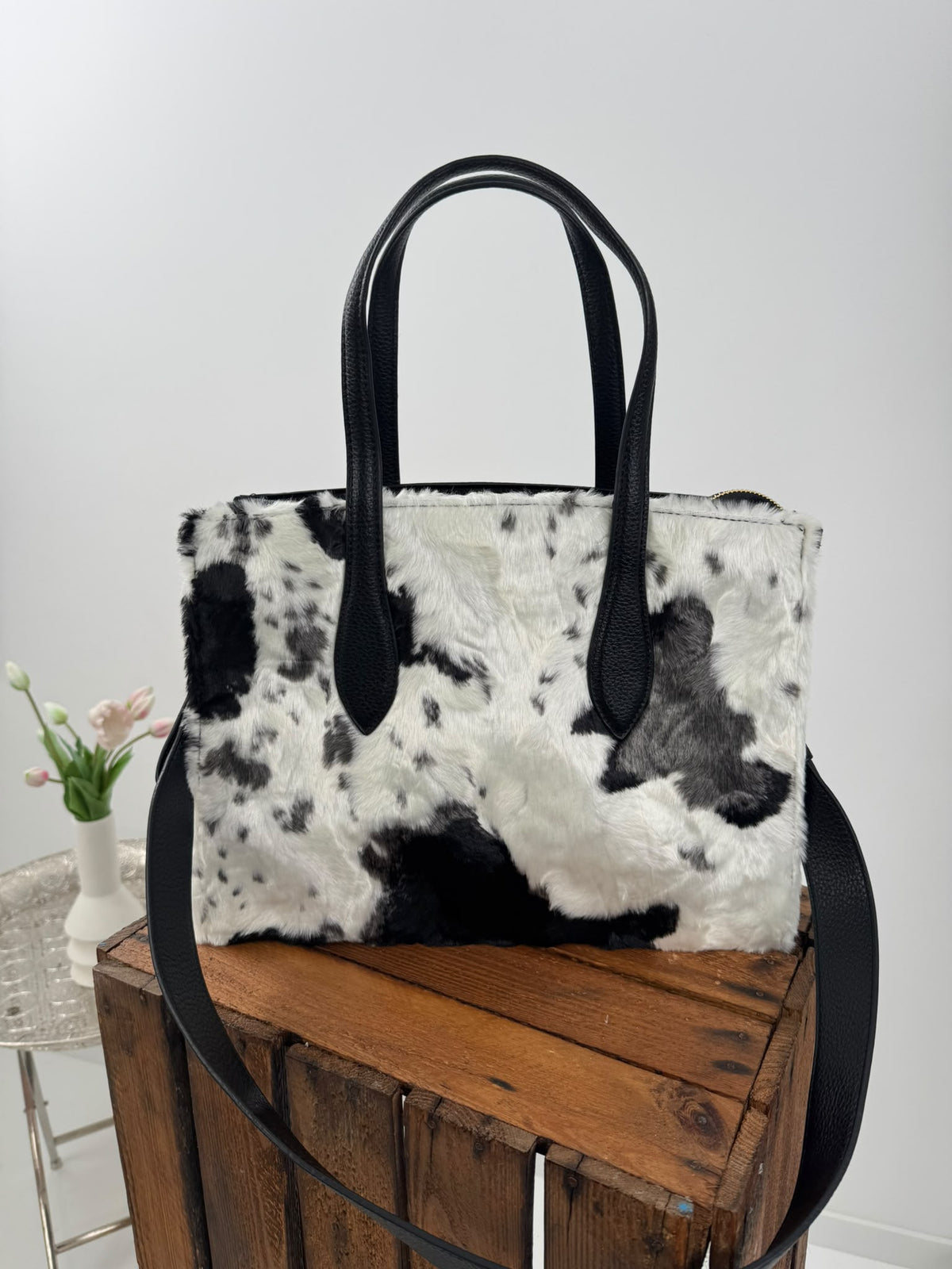 Stilvolle Tasche in Schwarz-Weiß mit markanter Materialkombination