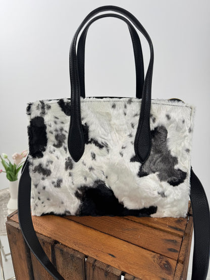 Stilvolle Tasche in Schwarz-Weiß mit markanter Materialkombination