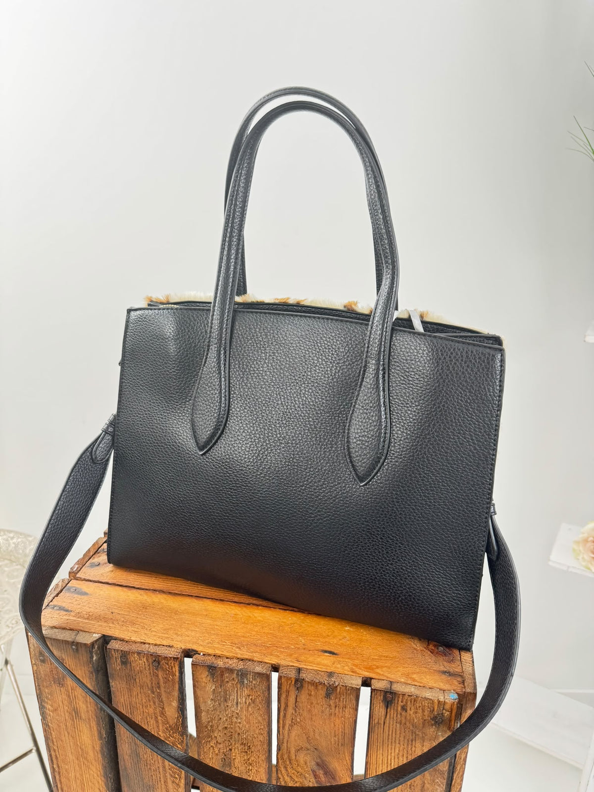 Stilvolle Tasche in Schwarz-Weiß mit markanter Materialkombination