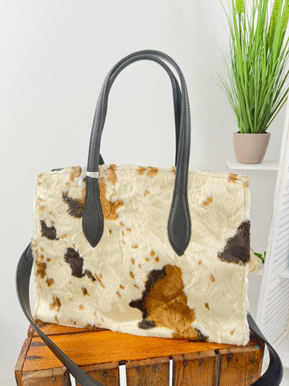 Stilvolle Tasche in Schwarz, Braun und Beige mit markanter Kuhfelloptik