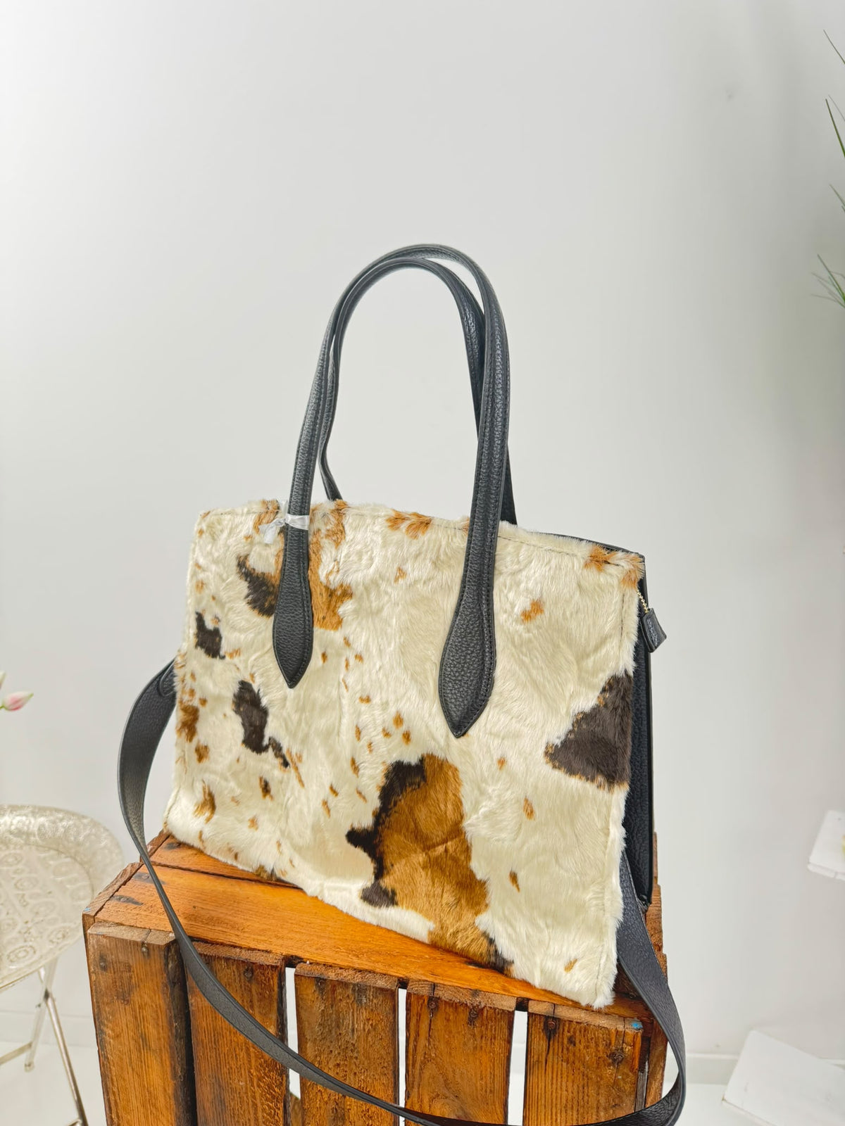 Stilvolle Tasche in Schwarz, Braun und Beige mit markanter Kuhfelloptik