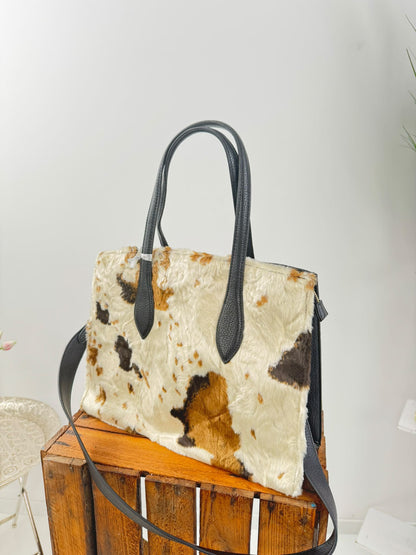 Stilvolle Tasche in Schwarz, Braun und Beige mit markanter Kuhfelloptik