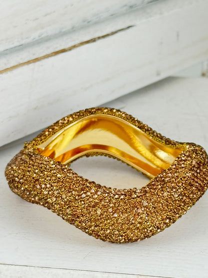 Eleganter Armreif in Gold mit edlem Wellendesign