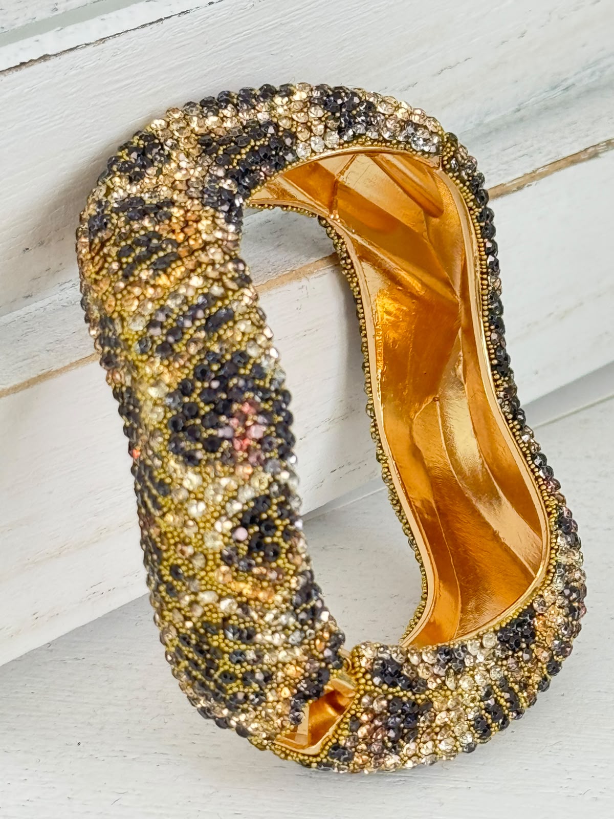 Eleganter Armreif in Gold-Schwarz mit edlem Wellendesign