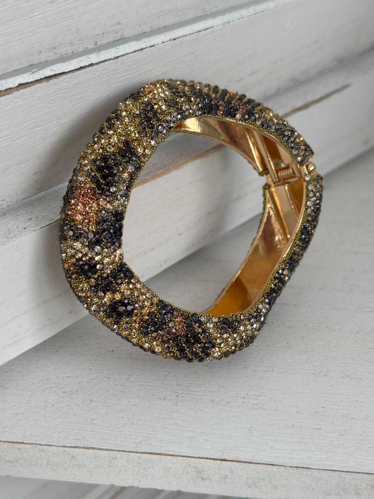 Eleganter Armreif in Gold-Schwarz mit edlem Wellendesign