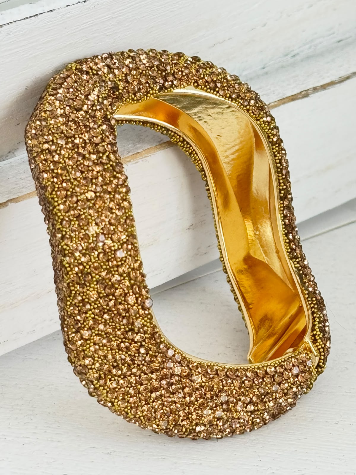 Eleganter Armreif in Gold mit edlem Wellendesign