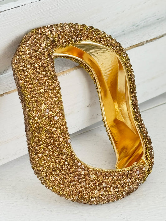 Eleganter Armreif in Gold mit edlem Wellendesign