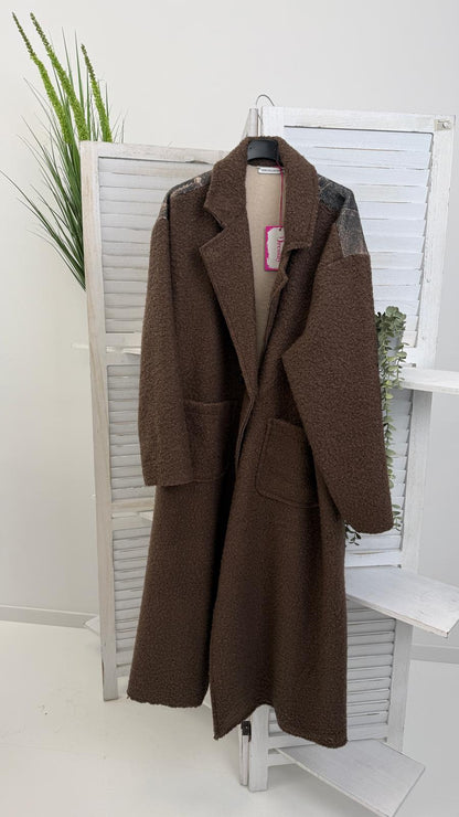 Stilvoller Mantel in warmem Schoko mit markanter Bouclé-Optik (42-46)