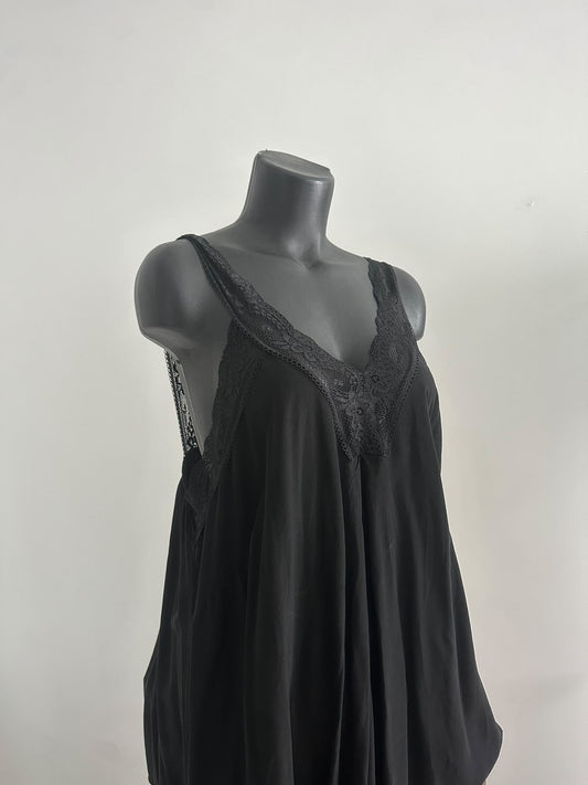 Feminines Top in  Schwarz mit eleganten Spitzendetails (42-46)