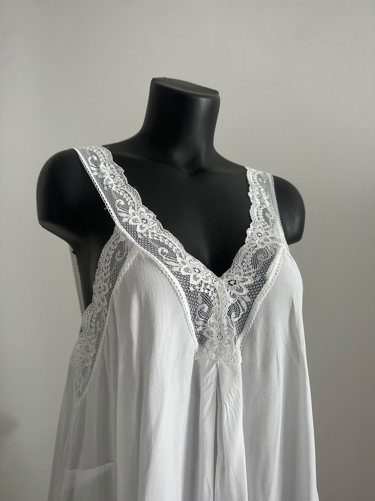 Feminines Top in klassischem Weiß mit eleganten Spitzendetails (42-46)