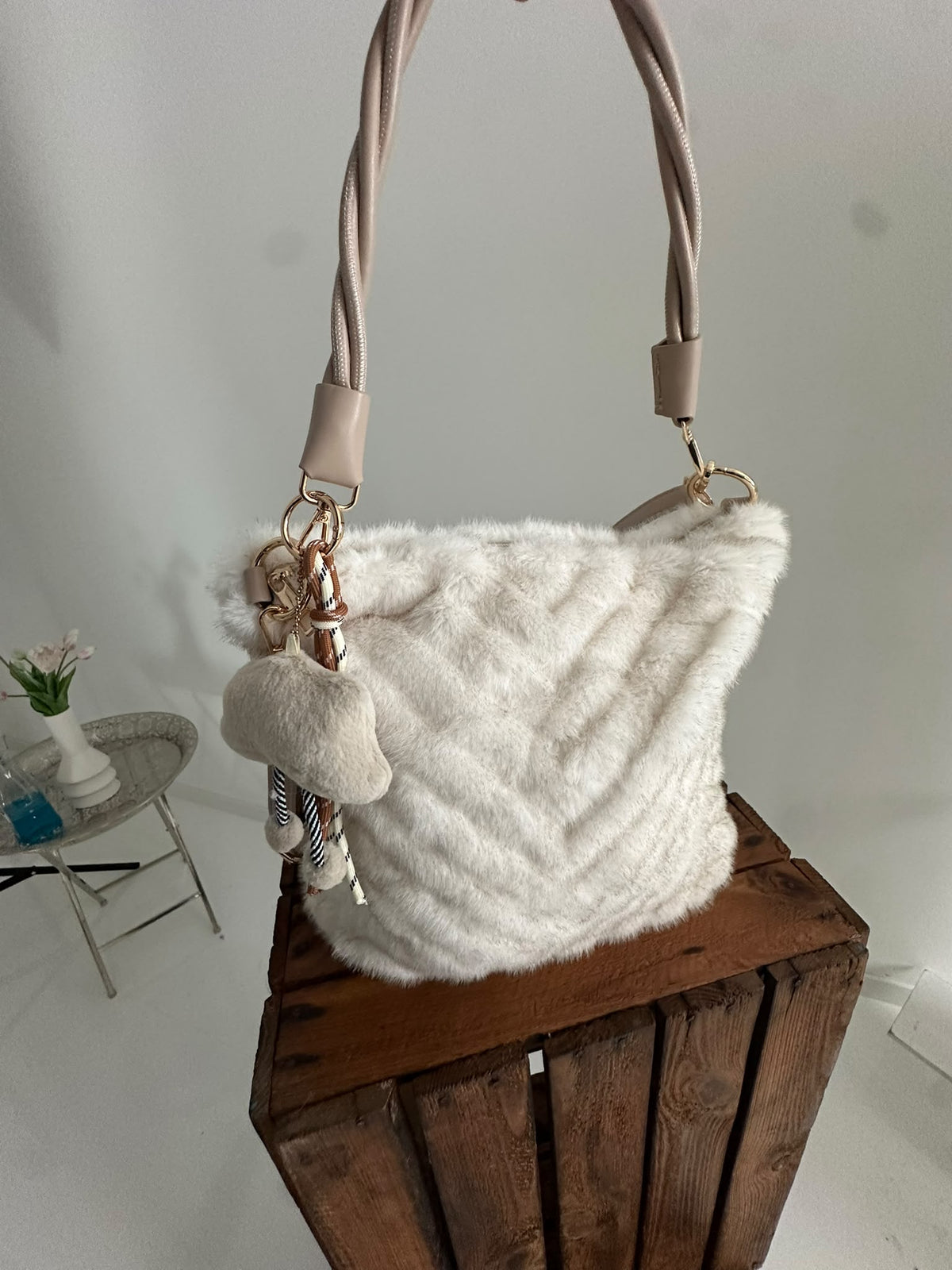 Stilvolle Kunstfelltasche in Creme mit flauschiger Optik