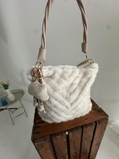 Stilvolle Kunstfelltasche in Creme mit flauschiger Optik