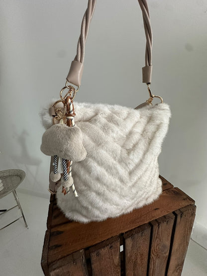 Stilvolle Kunstfelltasche in Creme mit flauschiger Optik