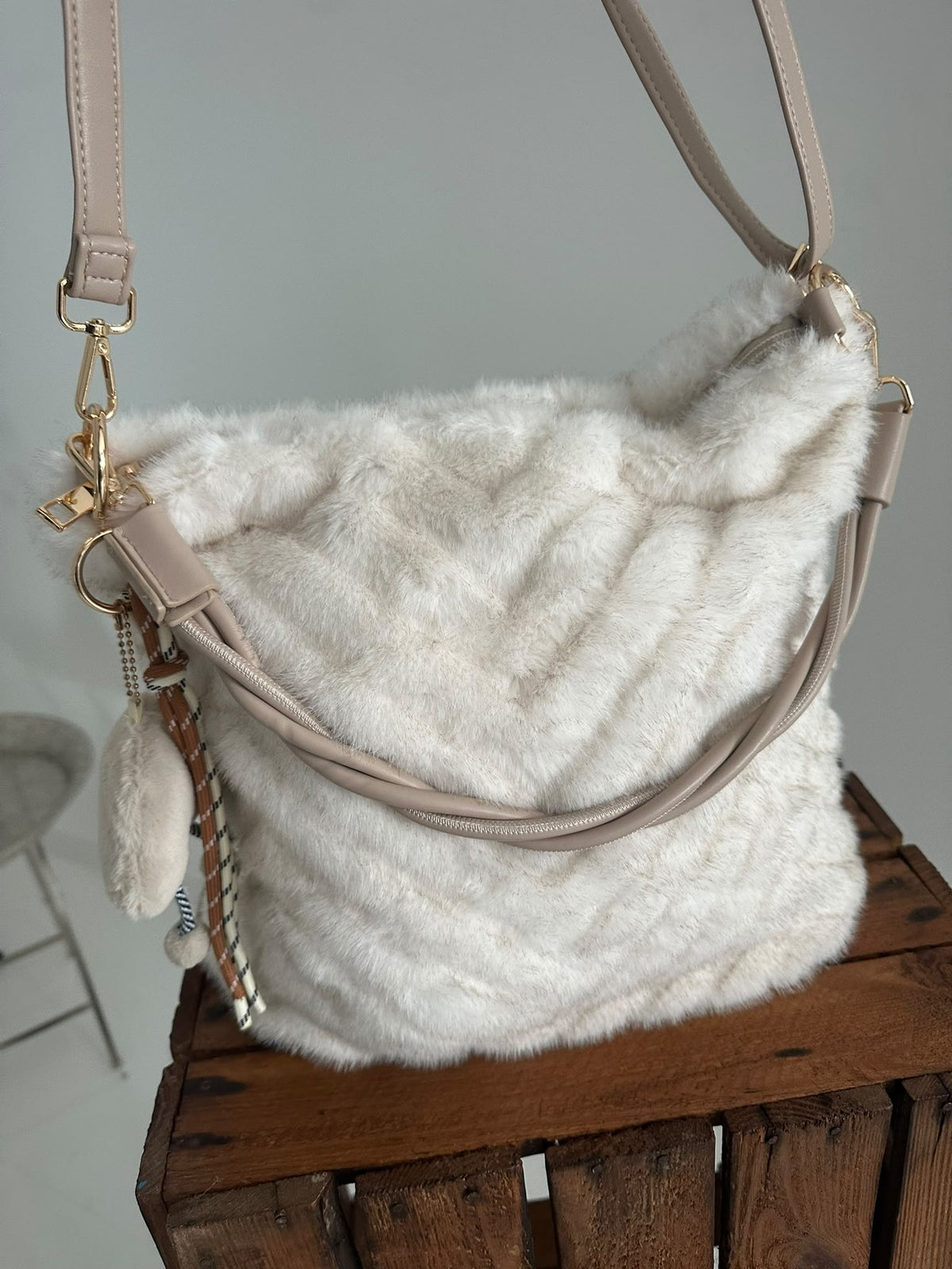Stilvolle Kunstfelltasche in Creme mit flauschiger Optik