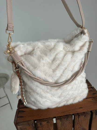 Stilvolle Kunstfelltasche in Creme mit flauschiger Optik