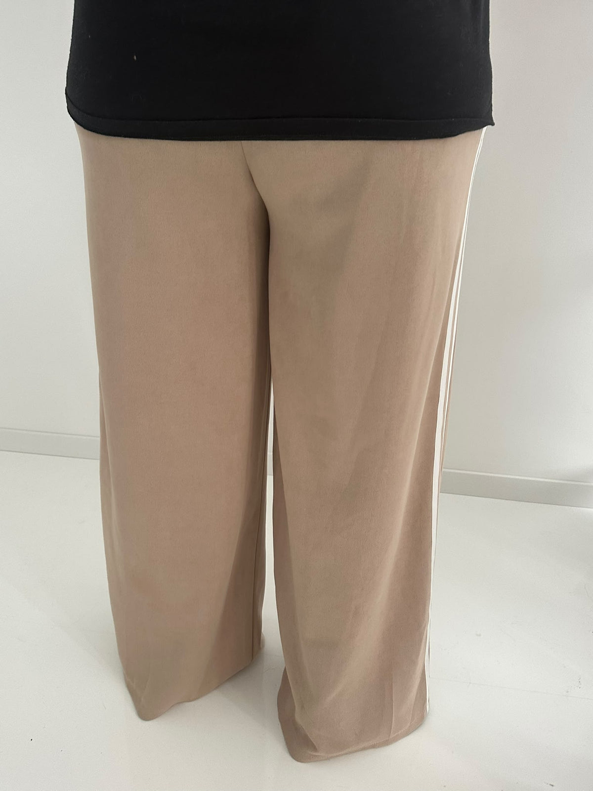 Stilvolle Hose in zeitlosem Sand mit sportiven Akzenten (40-44)