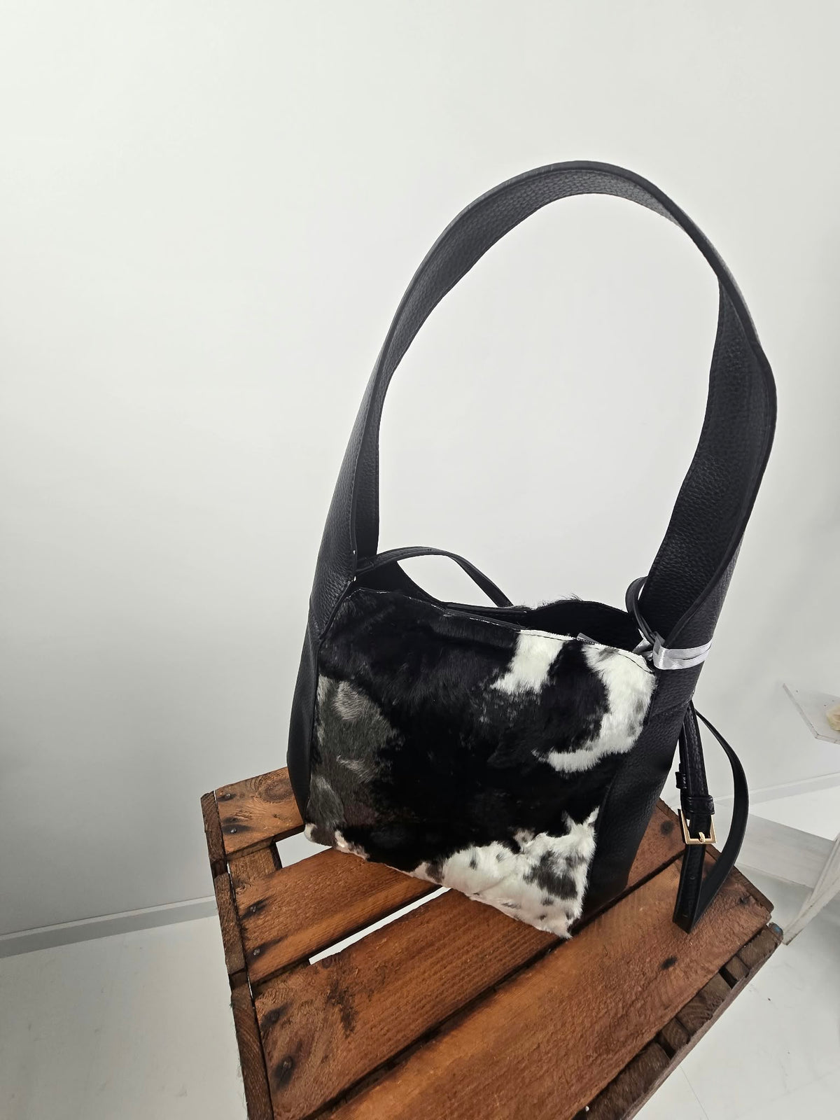 Ausgefallene Tasche in Schwarz, Grau und Weiß mit markanter Kuhfelloptik