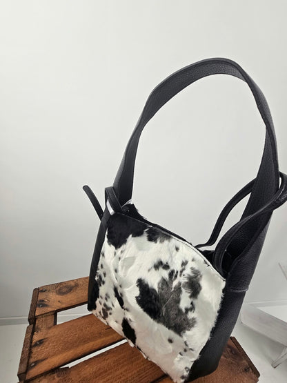 Ausgefallene Tasche in Schwarz, Grau und Weiß mit markanter Kuhfelloptik