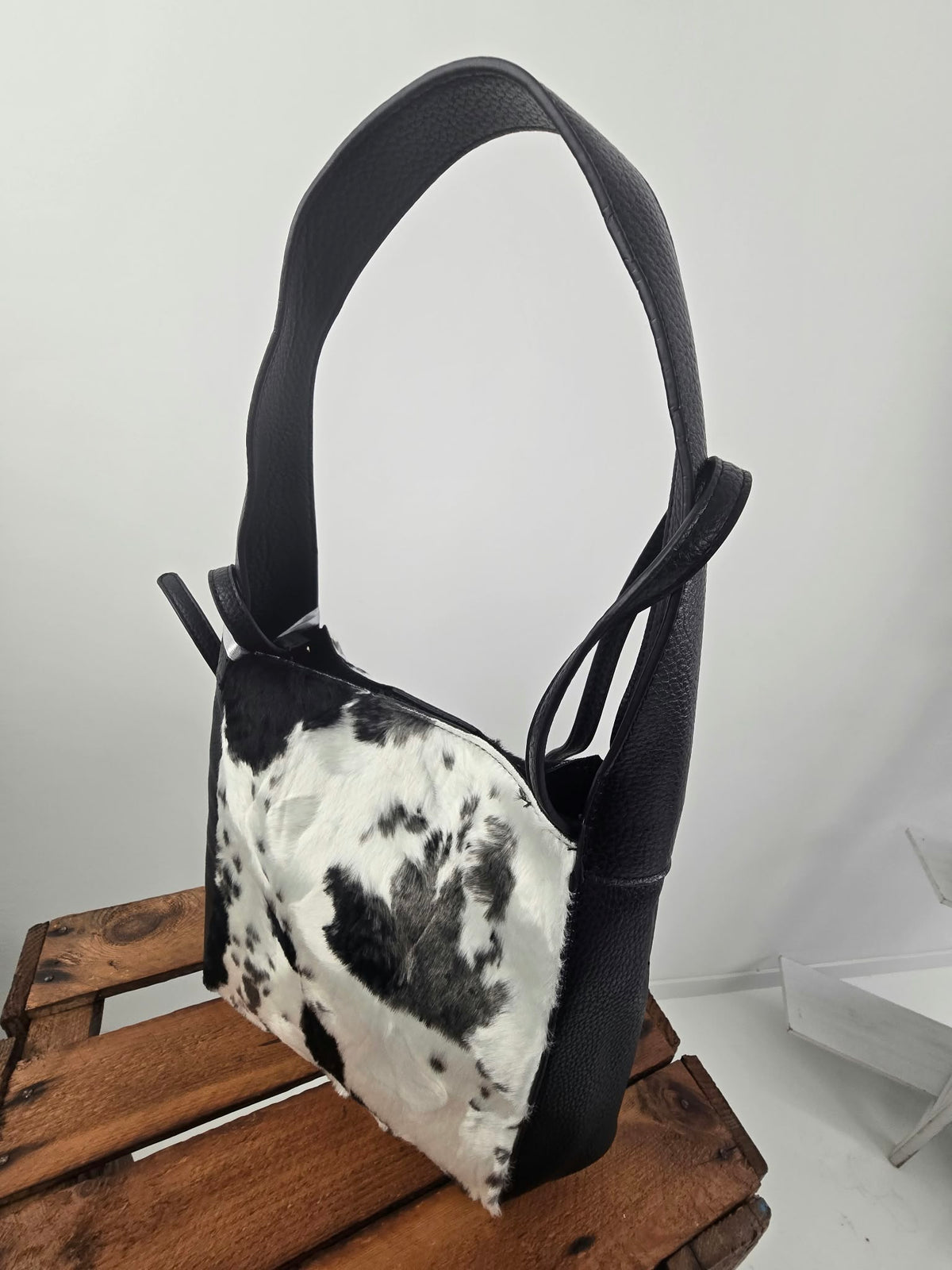 Ausgefallene Tasche in Schwarz, Grau und Weiß mit markanter Kuhfelloptik