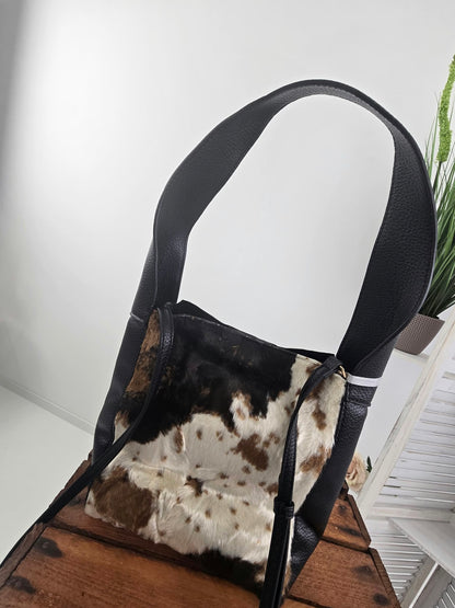 Ausgefallene Tasche in Schwarz, Beige, Braun und Weiß mit markanter Kuhfelloptik