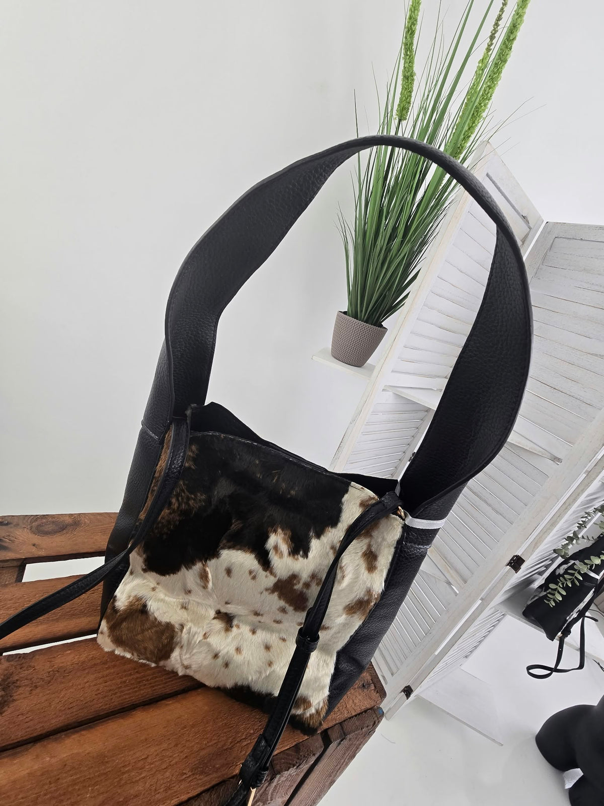 Ausgefallene Tasche in Schwarz, Beige, Braun und Weiß mit markanter Kuhfelloptik