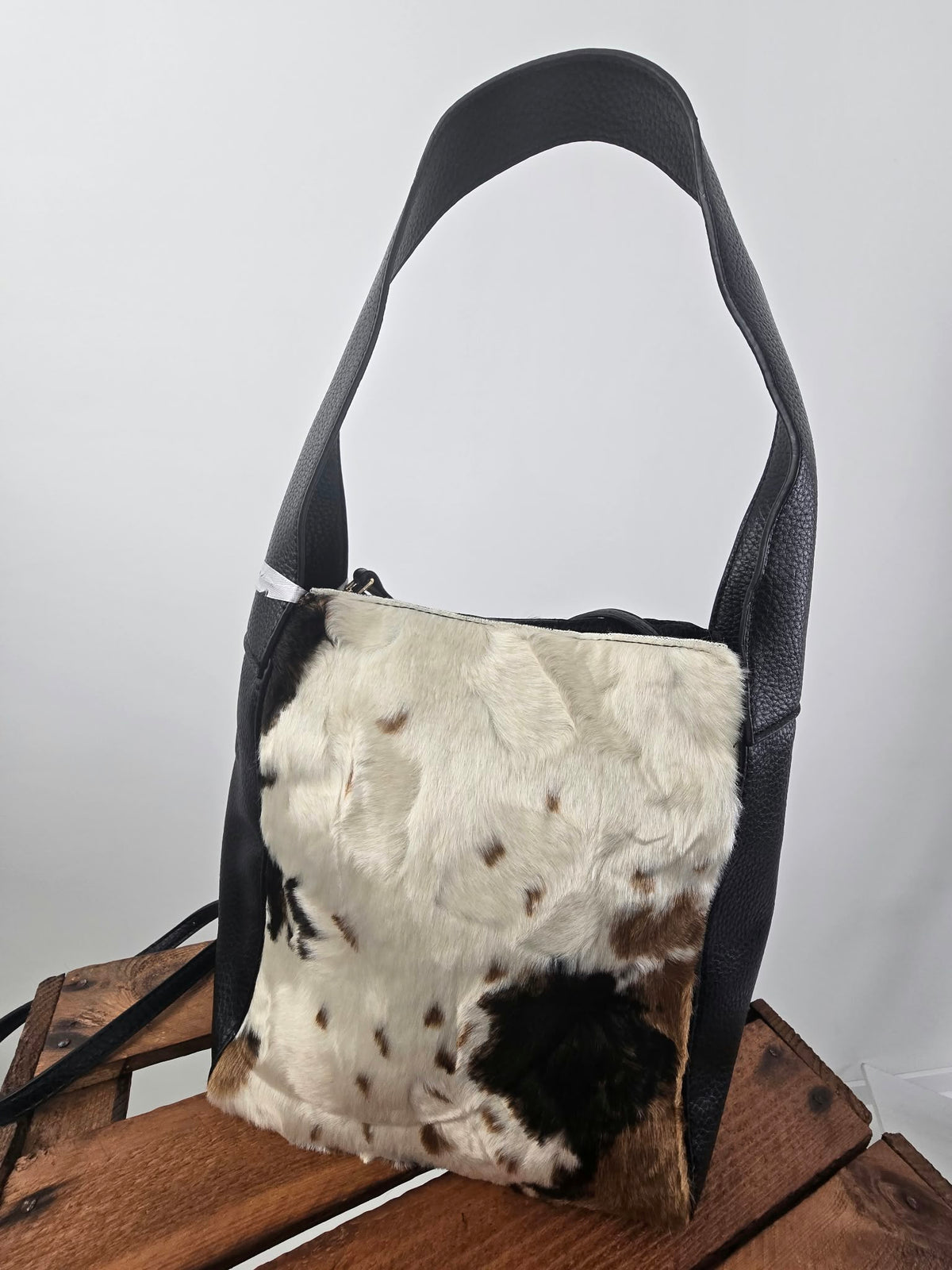 Ausgefallene Tasche in Schwarz, Beige, Braun und Weiß mit markanter Kuhfelloptik