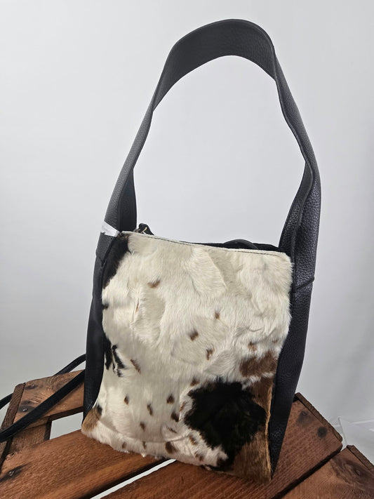 Ausgefallene Tasche in Schwarz, Beige, Braun und Weiß mit markanter Kuhfelloptik