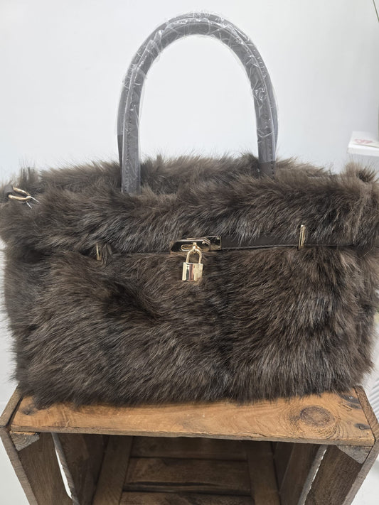 Mittlere Tasche in Dunkelbraun mit kuscheliger Kunstfelloptik