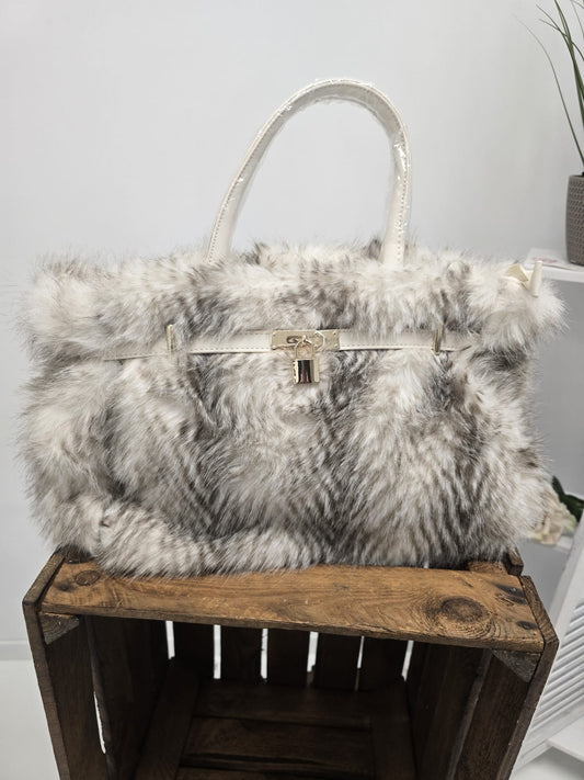 Mittlere Tasche in Beige-Braun mit kuscheliger Kunstfelloptik