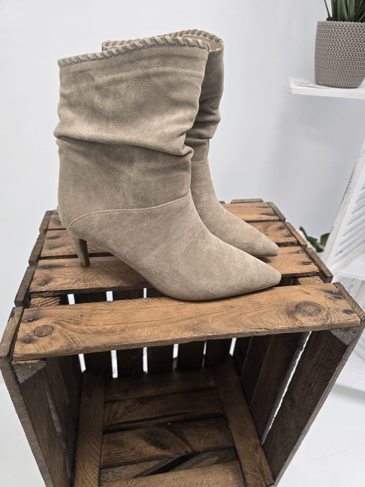 Stiefeletten in sanftem Beige mit edler Wildlederoptik