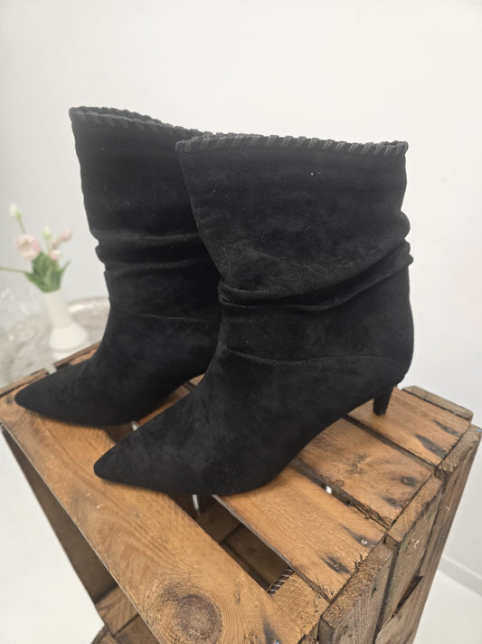 Stiefeletten in Schwarz mit edler Wildlederoptik