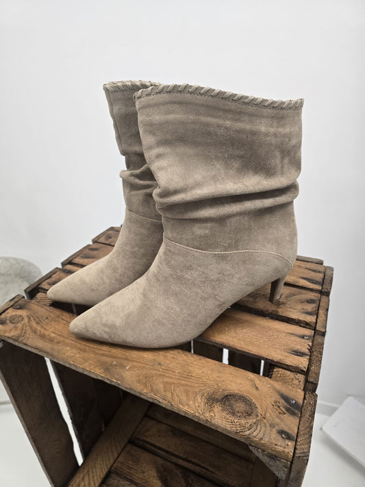 Stiefeletten in sanftem Beige mit edler Wildlederoptik