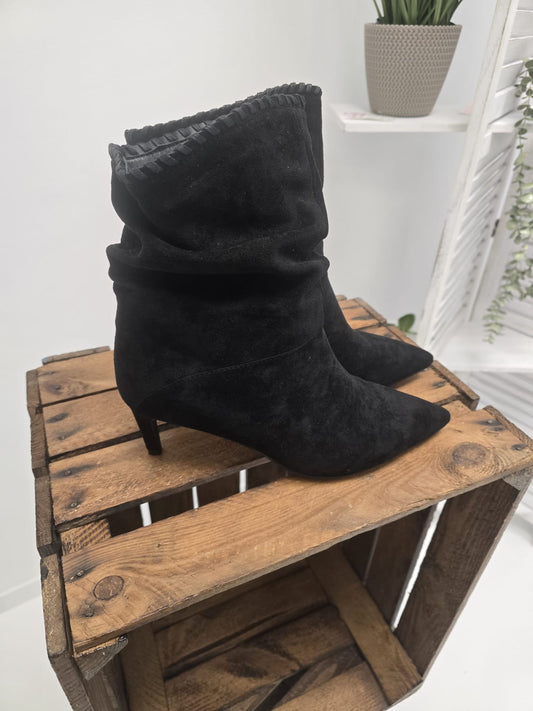 Stiefeletten in Schwarz mit edler Wildlederoptik