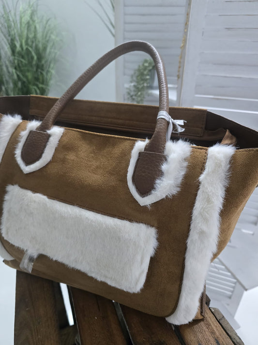 Große Tasche in warmem Braun mit auffälliger Kunstfell