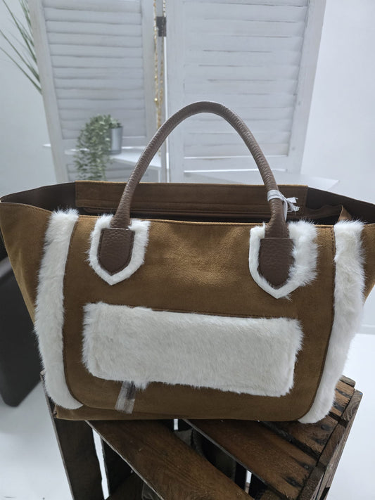 Große Tasche in warmem Braun mit auffälliger Kunstfell