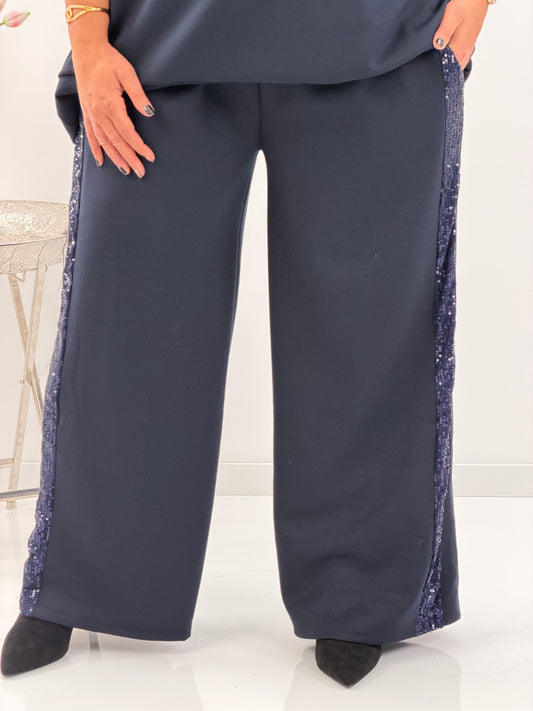Zweiteiliger Anzug in edlem Marineblau mit funkelnden Details (42-46)