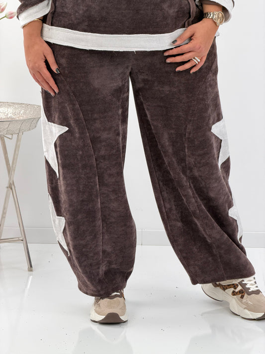 Hose in Schoko mit farblich abgesetzter Applikation (40-44)