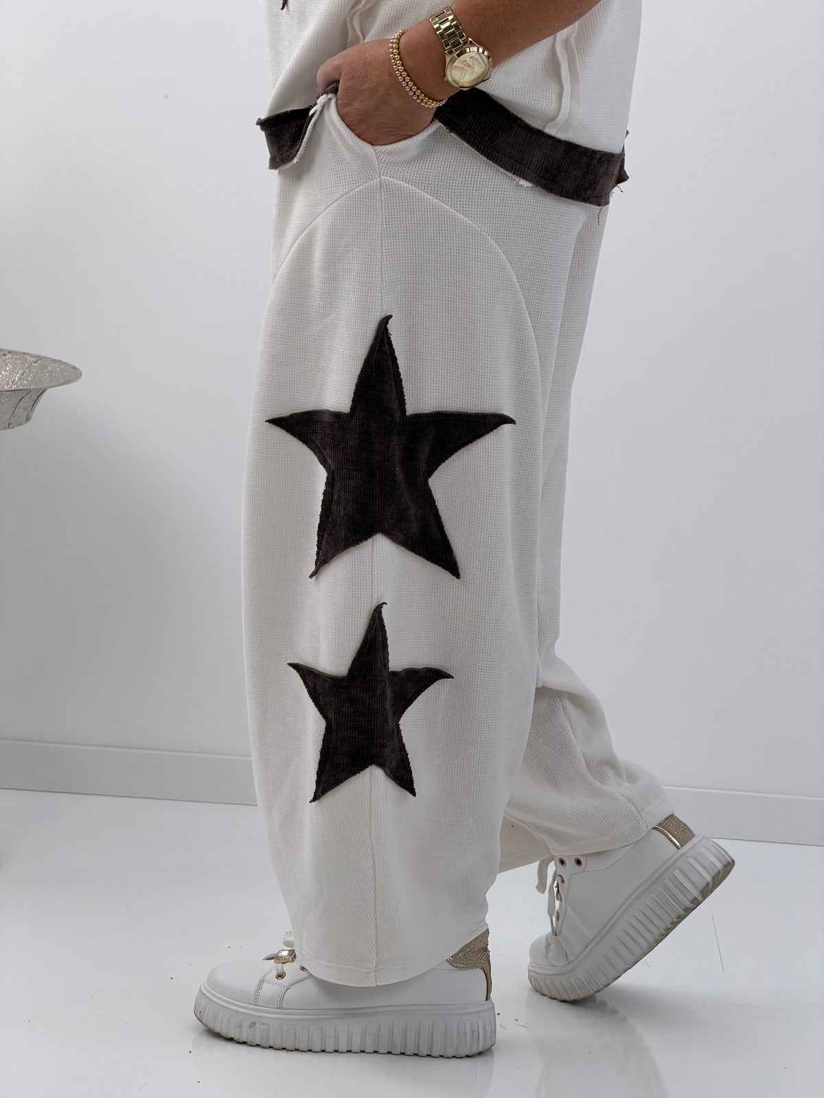 Hose in elegantem Off-White mit farblich abgesetzter Applikation (40-44)