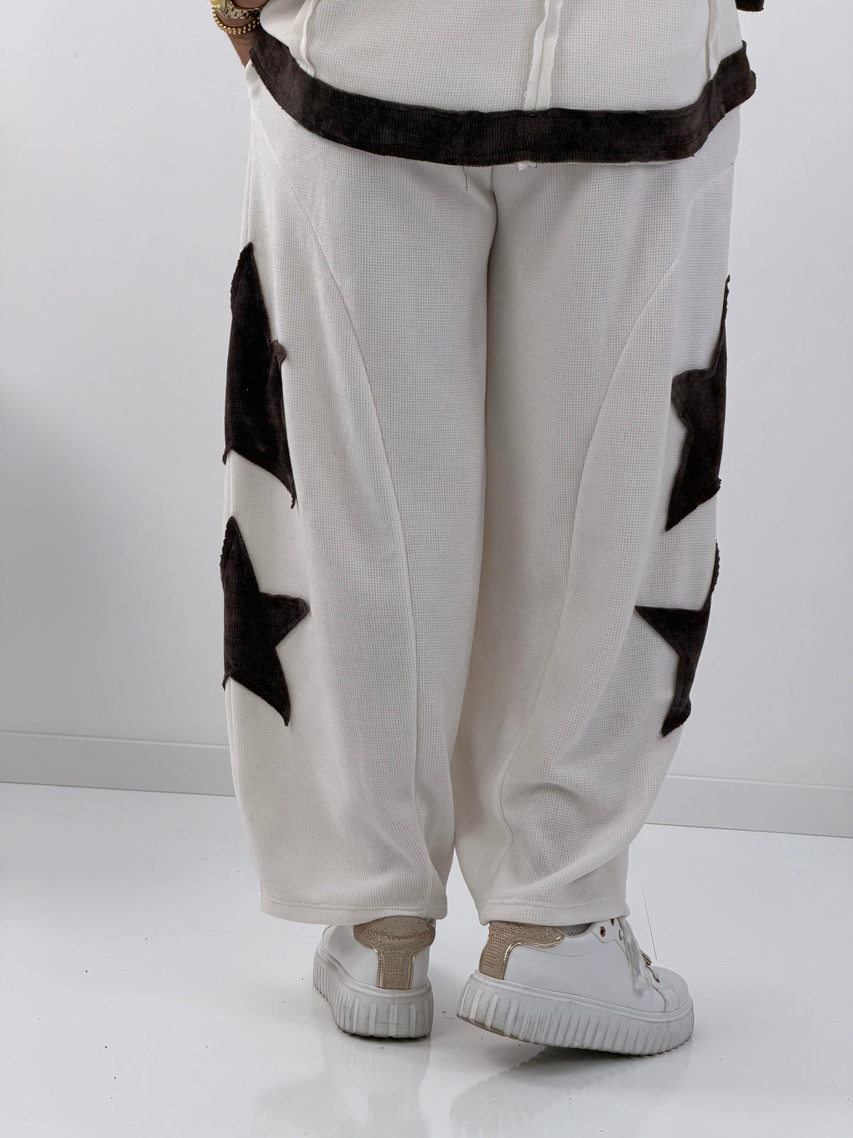 Hose in elegantem Off-White mit farblich abgesetzter Applikation (40-44)