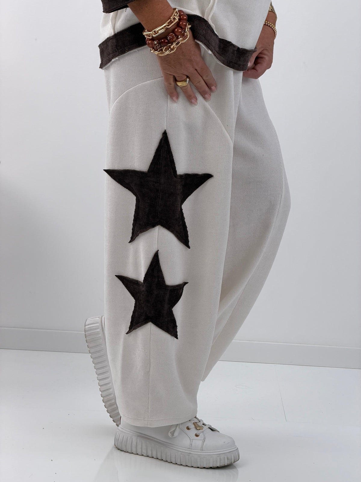 Hose in elegantem Off-White mit farblich abgesetzter Applikation (40-44)