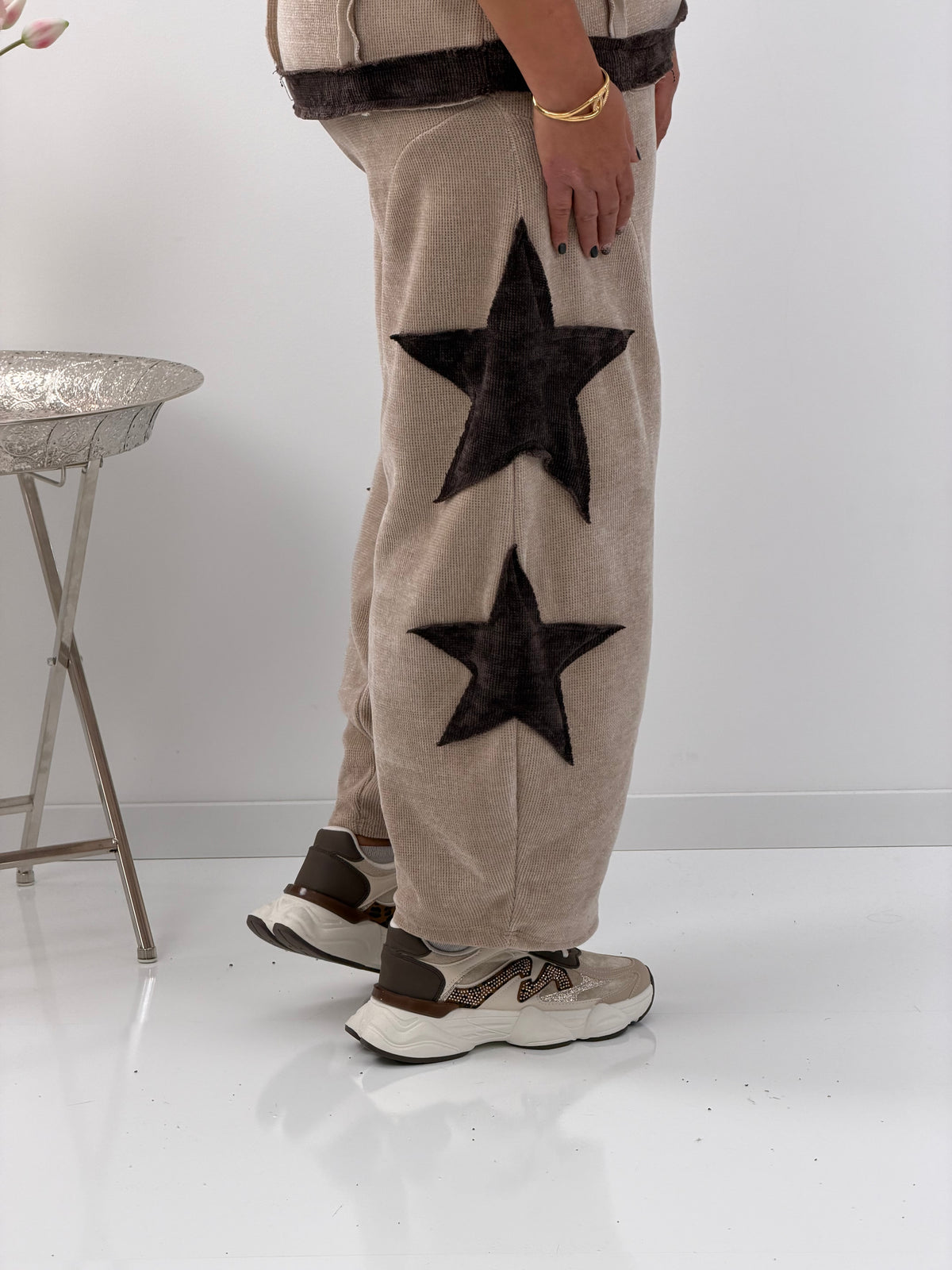 Hose in Beige mit farblich abgesetzter Applikation (40-44)
