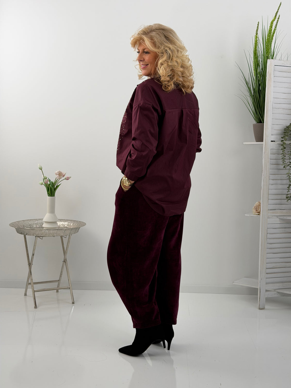 Bluse in edlem Bordeaux mit funkelnden Steinverzierungen (38-44)