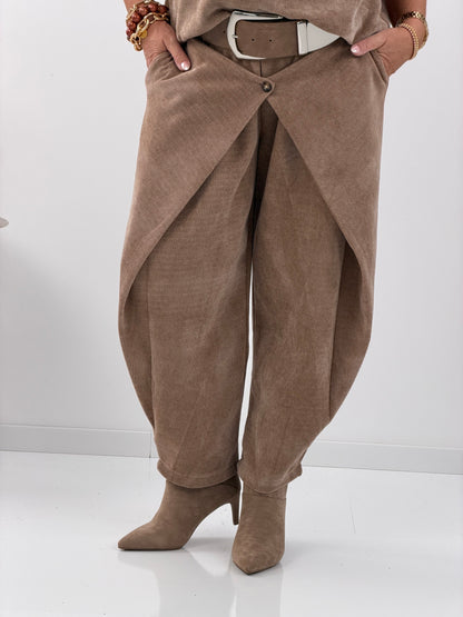 Hose in Camel mit bequemem Gummizugbund und lässigem Überwurfdetail (38-42)