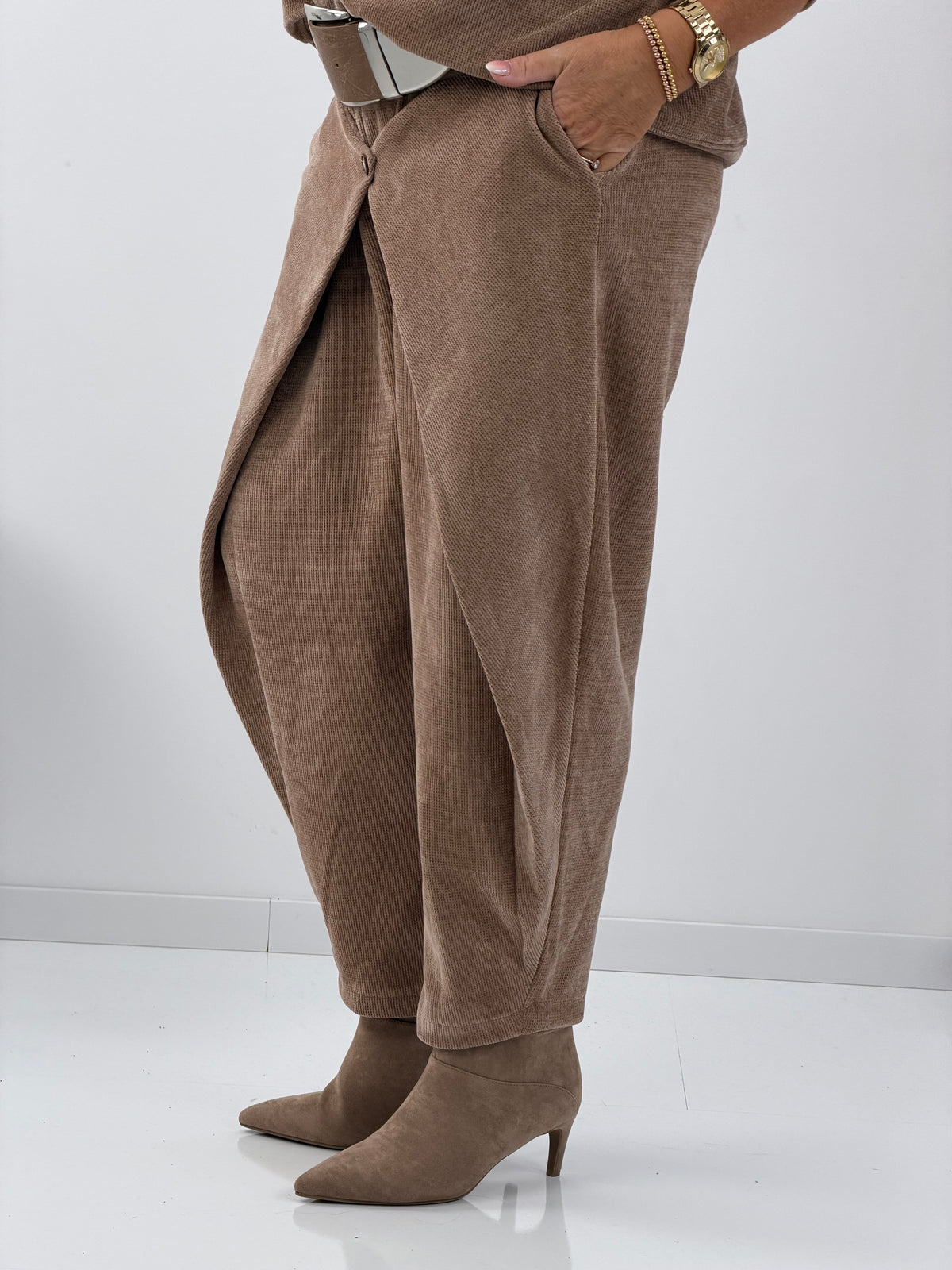 Hose in Camel mit bequemem Gummizugbund und lässigem Überwurfdetail (38-42)